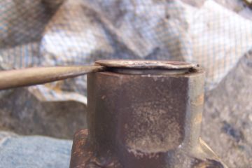 lifting seal retainer