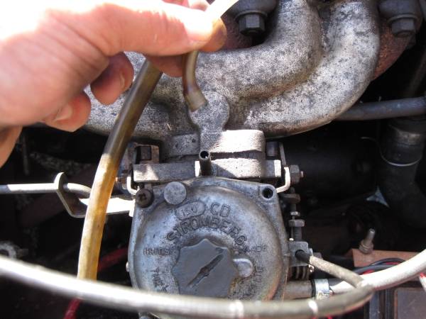 Disconnect the vacuum pipe from the distributor
